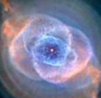 Gambar nebula Mata Kucing dalam skema warna lain. Dalam hal ini lebih biru untuk menunjukkan pendaran atom oksigen