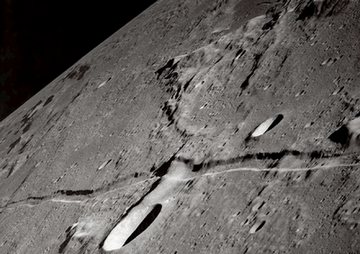 Bukti bulan pernah terbelah - Gambar ngarai di permukaan bulan